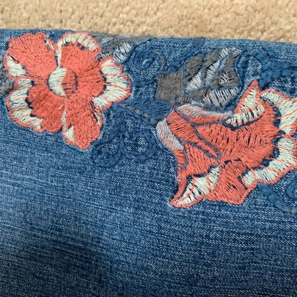 Gloria Vanderbilt size 10 embroidered jeans. Perfect condition! - Picture 4 of 6